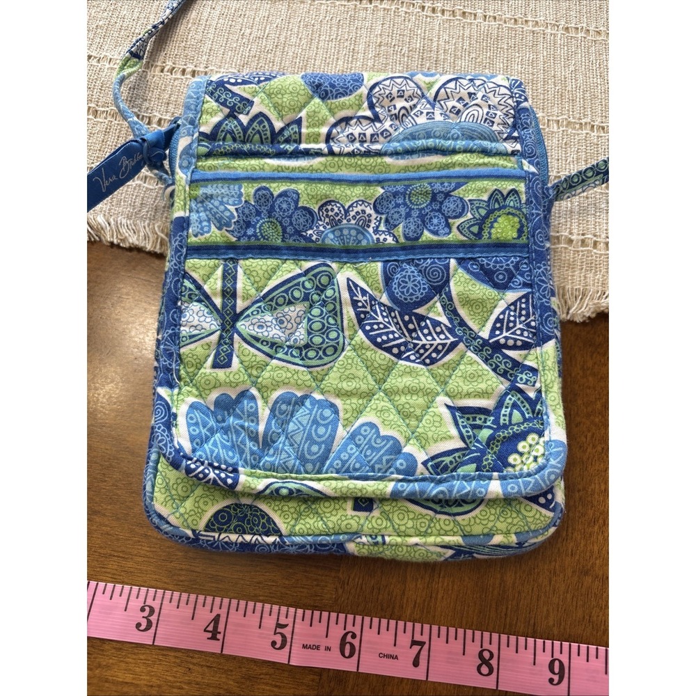 Vera Bradley Crossbody Bag. Doodle Daisy pattern. Great Condition! - Picture 2 of 9